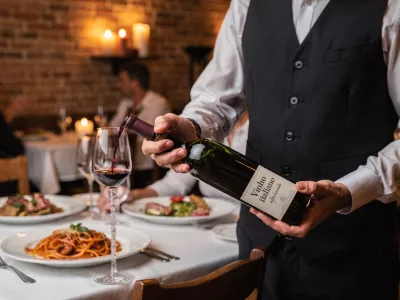 Sommelier da Trattoria servindo vinho italiano selecionado para harmonização