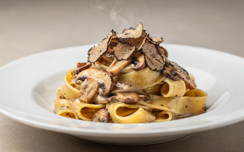 Pappardelle ai Funghi com cogumelos porcini e raspas de trufa negra