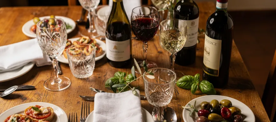 Mesa posta com vinhos italianos selecionados pelo sommelier da Trattoria